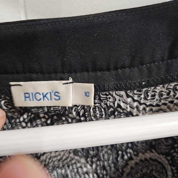 Ricky’s Black & White Medallion Boho Blouse V-Neck Bell Sleeve Size 10 - Picture 10 of 11